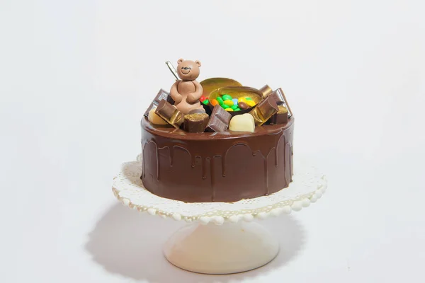 Шоколадный Торт Медвежьей Фигурой Сладкие Кондитерские Изделия Украшенные Кусочками Шоколада — стоковое фото