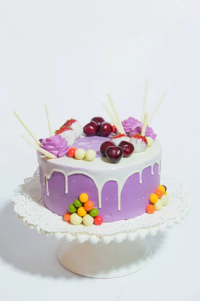 Fioletowe Ciasto Kwiatami Custard Słodkie Słodycze Ozdobione Wiśni Ciasto Purpurowym — Zdjęcie stockowe