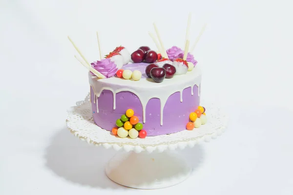 Фиолетовый Торт Заварными Цветами Сладкие Кондитерские Изделия Украшены Вишней Торт — стоковое фото