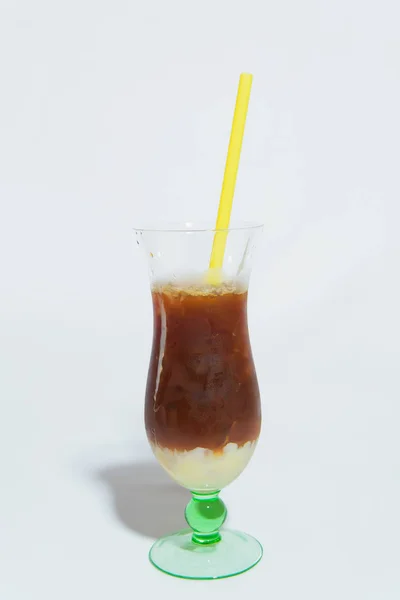 Kaltes Kaffeegetränk Mit Plastikschlauch Ein Softdrink Steht Auf Weißem Hintergrund — Stockfoto