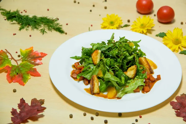 Kızarmış Patates Ile Arugula Salatası Vejetaryen Yemek Yeşil Salata — Stok fotoğraf