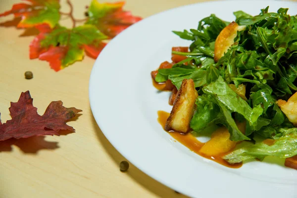 阿鲁古拉沙拉配炸土豆 素食菜 绿色沙拉 — 图库照片