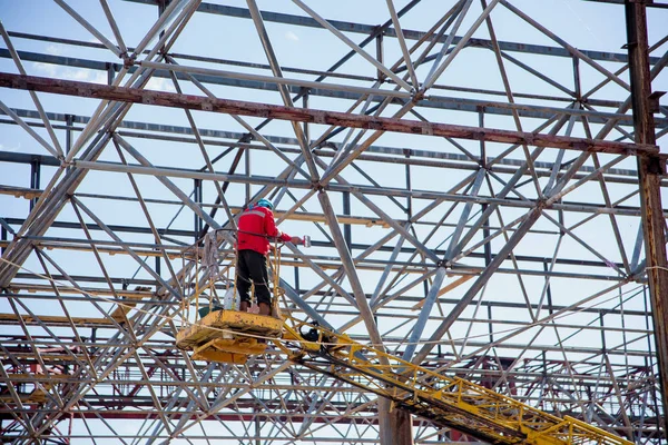 Man Crane Scaffolding Building Metal Frame Storey Building — Stock Photo, Image