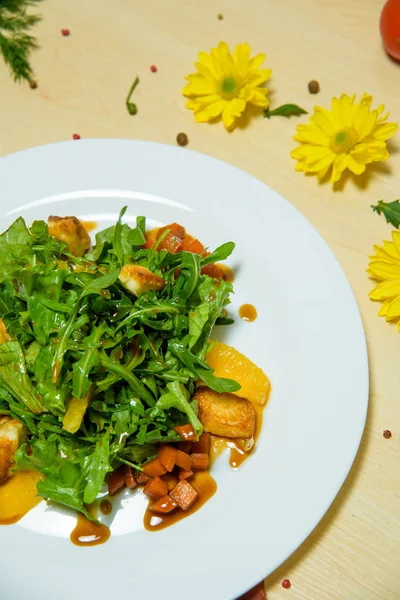 Salad Arugula Dengan Kentang Goreng Hidangan Vegetarian Salad Hijau — Stok Foto