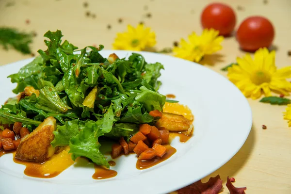 Salad Arugula Dengan Kentang Goreng Hidangan Vegetarian Salad Hijau — Stok Foto