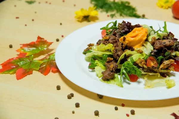 Salad Dengan Arugula Dan Daging Goreng Salad Hijau Dengan Tomat — Stok Foto