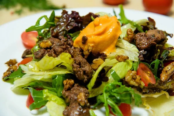 Salada Com Arugula Carne Frita Salada Verde Com Tomate Cereja — Fotografia de Stock