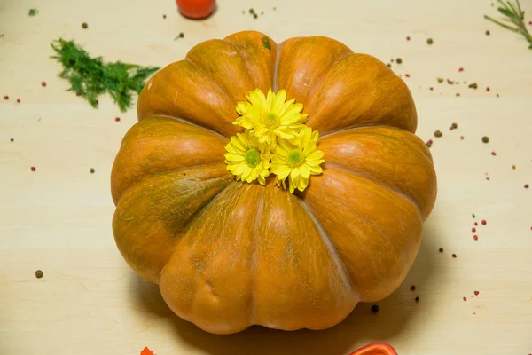 Zucca Arancio Rotonda Sul Tavolo Fiori Gialli Sul Frutto Delle — Foto Stock