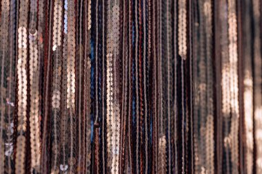 Açık pembe payetler ile Kumaş. Parlak malzemenin dokusu. Pembe payetlerle süslenmiş dekoratif kumaş.