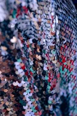 Gümüş payetlerile kumaş. Parlak malzemenin dokusu. Gümüş payetlerle süslenmiş dekoratif kumaş.