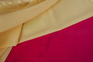 Süt ve pembe kumaş. Malzemenin yüzeyinde kıvrımlar doku. Kumaşlı alışveriş.