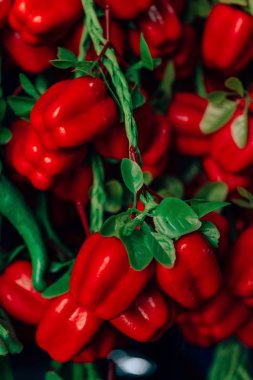 Sahte meyve ve sebzeler. Dekoratif yapay çilek ve iç meyveler. Kırmızı biber.