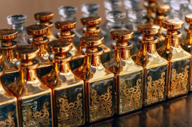 Perfumowana yağları ile Altın cam şişe. Yağlar ve parfüm için dekoratif kaplar. Cam şişe.