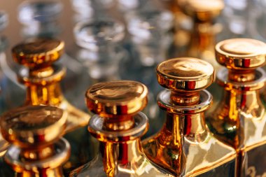 Perfumowana yağları ile Altın cam şişe. Yağlar ve parfüm için dekoratif kaplar. Cam şişe.