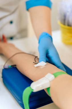 Kadınlarda kanın biyokimyasal analizi. Genç bir kız için HIV testi. Test için damardan alınan kan örneği. Doktorun ofisindeki kadın