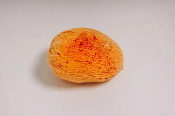 Albaricoque Amarillo Estropeado Sobre Fondo Blanco Textura Superficie Arrugada Fruta —  Fotos de Stock