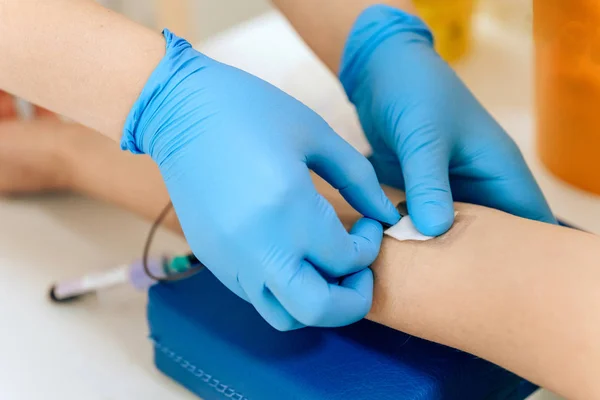 Kadınlarda kanın biyokimyasal analizi. Genç bir kız için HIV testi. Test için damardan alınan kan örneği. Doktorun ofisindeki kadın