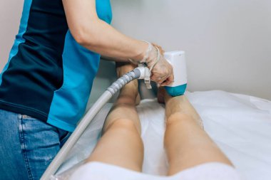 Lazer epilasyon kızlar. Bir kadının bacaklarında epilasyon. Bir lazer ile saç köklerinin tahrip. Radikal bir epilasyon yöntemi. Ofis güzellik lazer radyasyonkullanımı