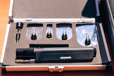 Kriminolojistin bavulu. Şok geçirmez mühürlü bavul. Metal cihazlar suçlu.