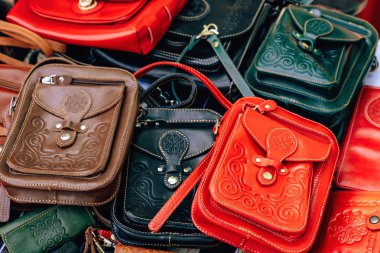 Ulusal Kazak süsü ile deri çanta ve çantalar. Kazakistan'da hakiki deriden yapılmış aksesuarlar. Çimkent şehrinde Arbat caddesi boyunca yürüyün.