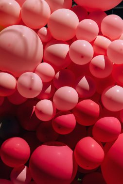 Küçük ve büyük balonların bileşimi. Pembe topların dokusu. Çimkent şehrinde Arbat caddesi boyunca yürüyün. Kazakistan'da çiçek festivali.