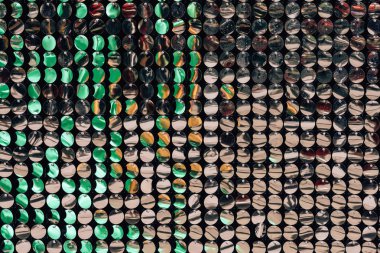 Payetler ile çelenk dekoratif arka plan. Parlak yüzey dokusu. Çimkent şehrinde Arbat caddesi boyunca yürüyün. Kazakistan'da çiçek festivali.