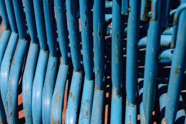 Mavi metal boruların dokusu. Geçici taşınabilir çitler. Mavi boyalı demir borular.