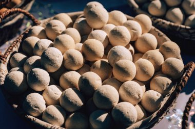 Kazak kurt bir fincanda. Kazak milli tedavi Kurt. Kırgız tuz lezzeti Kurt. Masada beyaz tuzlu toplar