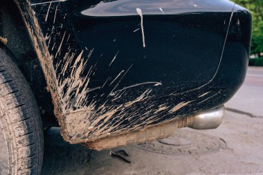 Siyah bir arabanın üzerindeki. Arabada çamur luk yok. Kirli araba kemerleri. Yağmur off-road sonra Lockers