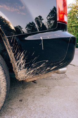 Siyah bir arabanın üzerindeki. Arabada çamur luk yok. Kirli araba kemerleri. Yağmur off-road sonra Lockers