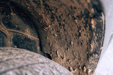 Siyah bir arabanın üzerindeki. Arabada çamur luk yok. Kirli araba kemerleri. Yağmur off-road sonra Lockers