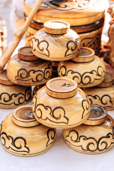 Деревянные Кубки Казахским Национальным Орнаментом Посуда Дерева Прогулка Улице Арбат — стоковое фото
