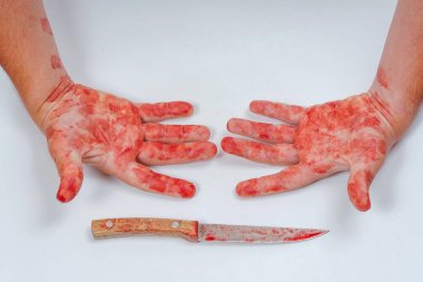 Elinde beyaz bir arka plan üzerinde keskin bir bıçak olan bir adam. Hafif bir arka plan üzerinde kanlı eller. Tehlikeli yakın dövüş silahları bir insanın kanlı elinde. Mutfak bıçağının dikkatsiz kullanımı. Kan bıçağı