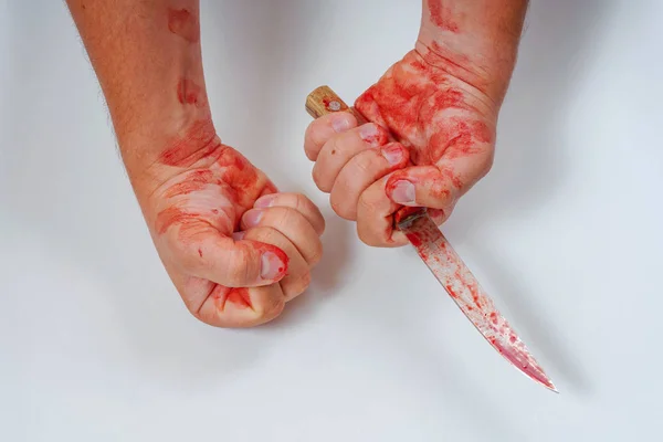 Muž Ostrým Nožem Dlaních Bílém Podkladu Zakrvavené Ruce Světle Pozadí — Stock fotografie