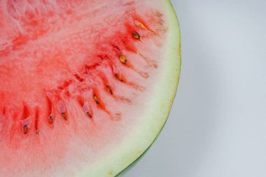 Beyaz arka planda bozulmuş karpuz. Olgun bir arka plan üzerinde olgunlaşmamış karpuz. Tatlı karpusu kes. Özbekistan'dan Karpuz