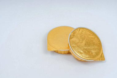 Beyaz bir arka plan üzerinde konserve pate. Altın ambalajkonserve gıda. Pate için folyo ambalaj