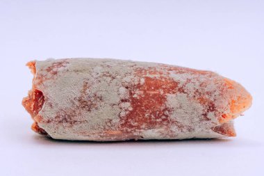 Beyaz bir arka plan üzerinde şımarık churchkhela. Churchkhele üzerinde küf sporları. Gıdaların yanlış depolanması. Kalıp ile sertleştirilmiş meyve suyu