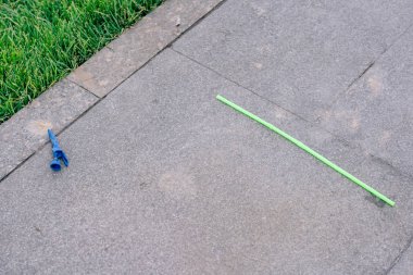 Sokakta yırtık balon. Bozulmuş helyum balonu. Kauçuk topları ile çevre kirliliği. Parkta festivalden sonra çöp