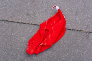 Sokakta yırtık balon. Bozulmuş helyum balonu. Kauçuk topları ile çevre kirliliği. Parkta festivalden sonra çöp