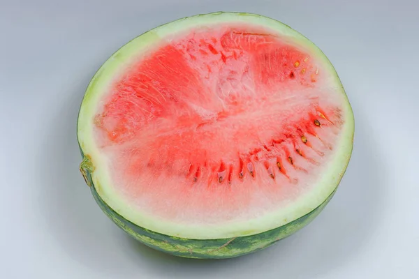 Verdorbene Wassermelone Auf Weißem Hintergrund Unreife Wassermelone Auf Reifem Hintergrund — Stockfoto