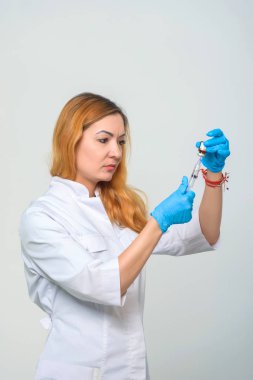 Beyaz önlüklü şırıngalı doktor. Enjeksiyon için hazırlık. Turuncu saçlı kız hemşire. Vitamin enjeksiyonu. Mezoterapi Enjeksiyonları