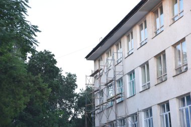 Çimkent'teki binaların dokusu. Kazakistan'daki ofis binaları. Metropolde eski inşaat