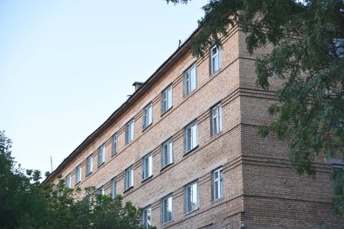 Çimkent'teki binaların dokusu. Kazakistan'daki ofis binaları. Metropolde eski inşaat