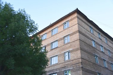 Çimkent'teki binaların dokusu. Kazakistan'daki ofis binaları. Metropolde eski inşaat