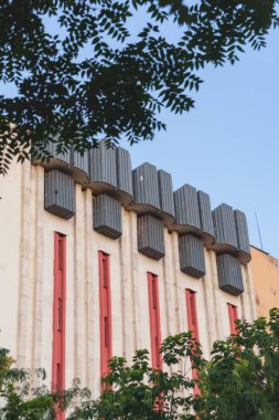Çimkent'teki binaların dokusu. Kazakistan'daki ofis binaları. Metropolde eski inşaat
