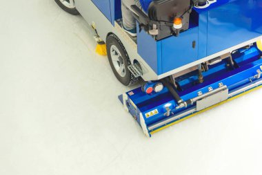 Buz daki buz makinesi. Buz pateni pistindeki buzu temizliyorum. Buz Arena Dolum Makinesi