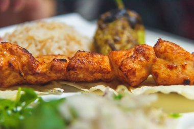 Haşlanmış pirinç şeklinde bir garnitür ile tavuk kebap. Et yemeği. Kızarmış tavuk ve sebze ile çanak.