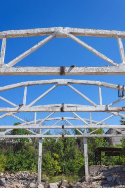 Yıkılmış bina. Yerdeki beton parçaları. Kazakistan'da yok edilmiş bir bitki. İnşaat malzemeleri tasarımı yağmalandı