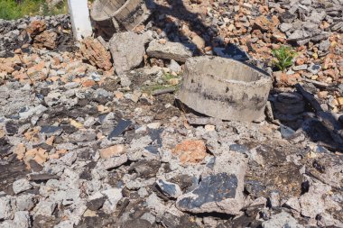 Yıkılmış bina. Yerdeki beton parçaları. Kazakistan'da yok edilmiş bir bitki. İnşaat malzemeleri tasarımı yağmalandı