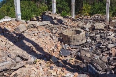 Yıkılmış bina. Yerdeki beton parçaları. Kazakistan'da yok edilmiş bir bitki. İnşaat malzemeleri tasarımı yağmalandı